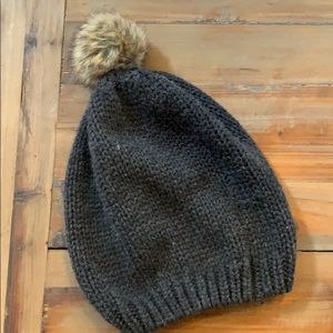 Women’s acrylic beanie w/ fur Pom